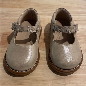 Elephantito Flower Mary Jane in Talc Metallic Size 20 / 5 Toddler NEW